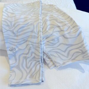 Alo Yoga Crop Leggings - Gray/White Zebra Print - Size Small